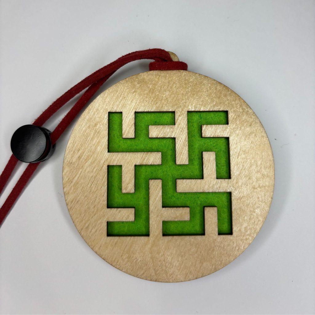 Karināms koka auto gaisa atsvaidzinātājs ar Ugunskrusta gravējumu un koši zaļu filca pamatni.