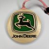 John-Deere-stila-auto-atsvaidzinatajs-ar-gravējumu. Personalizēts John Deere stila koka auto atsvaidzinātājs ar gravētu briedi un zaļu filca pamatni dāvanu kastītē.