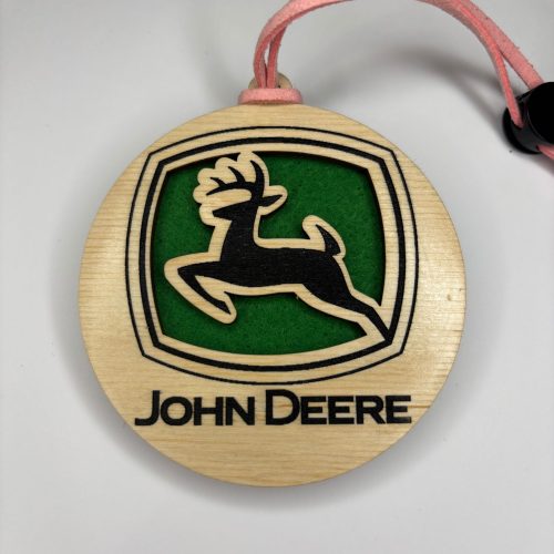 John-Deere-stila-auto-atsvaidzinatajs-ar-gravējumu. Personalizēts John Deere stila koka auto atsvaidzinātājs ar gravētu briedi un zaļu filca pamatni dāvanu kastītē.