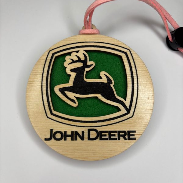 John-Deere-stila-auto-atsvaidzinatajs-ar-gravējumu. Personalizēts John Deere stila koka auto atsvaidzinātājs ar gravētu briedi un zaļu filca pamatni dāvanu kastītē.