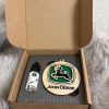 John-Deere-stila-auto-atsvaidzinatajs-ar-gravējumu. Personalizēts John Deere stila koka auto atsvaidzinātājs ar gravētu briedi un zaļu filca pamatni dāvanu kastītē.