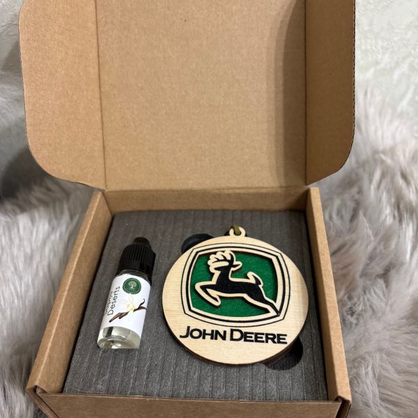 John-Deere-stila-auto-atsvaidzinatajs-ar-gravējumu. Personalizēts John Deere stila koka auto atsvaidzinātājs ar gravētu briedi un zaļu filca pamatni dāvanu kastītē.