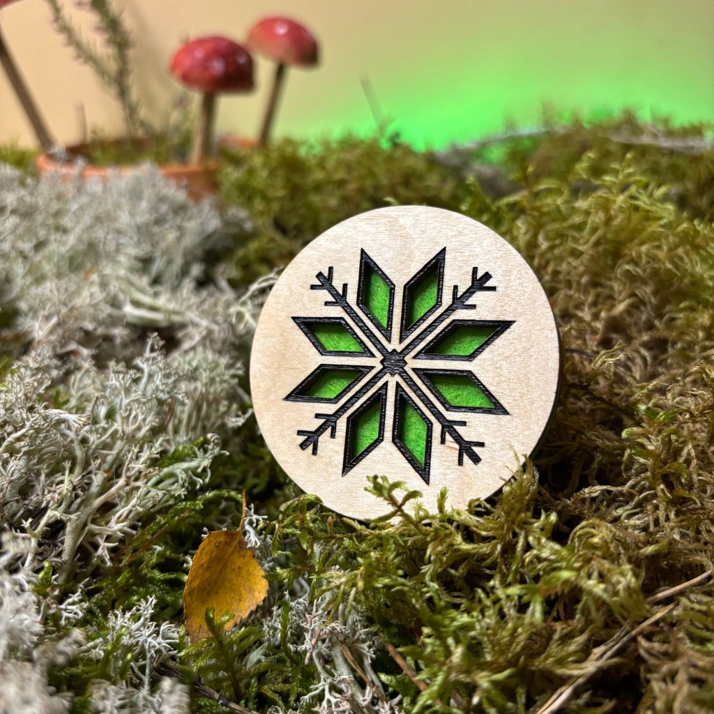 Ausekļa zīmes koka gaisa atsvaidzinātājs ar tumši sarkanu filcu, latviešu spēka zīmes, roku darbs no Krissy-B Crafts.