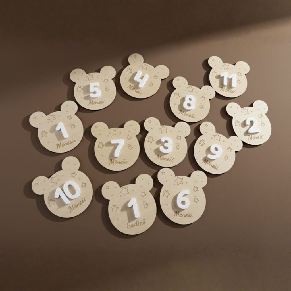 Koka bērnu mēnešu kartiņas komplekts ar lāčuka dizainu, 12 mēnešu un viena gadiņa atzīmes.