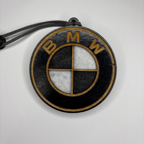 Auto-gaisa-atsvaidzinatajs-BMW-koka-rokudarbs BMW stila koka gaisa atsvaidzinātājs ar gravējumu, personalizēts auto aksesuārs no koka.
