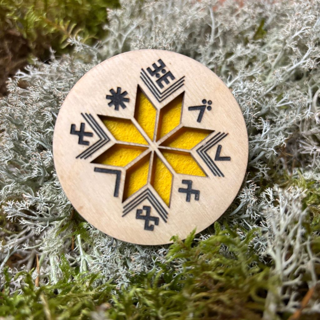 Ausekļa zīmes koka gaisa atsvaidzinātājs ar latviešu spēka zīmēm, tumša koka auto aksesuārs ar zaļu filcu.