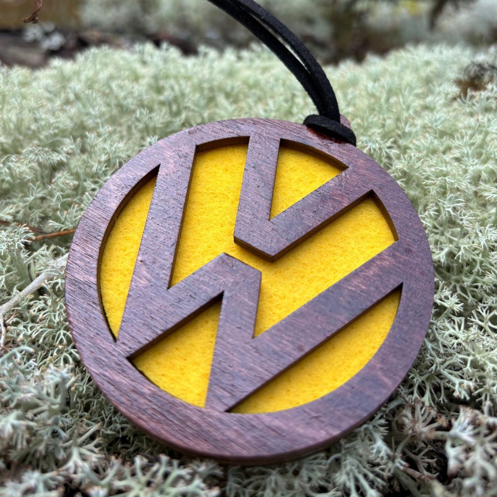 Volkswagen koka gaisa atsvaidzinātājs ar dzeltenu filcu, personalizēts auto aksesuārs, roku darbs no Latvijas.