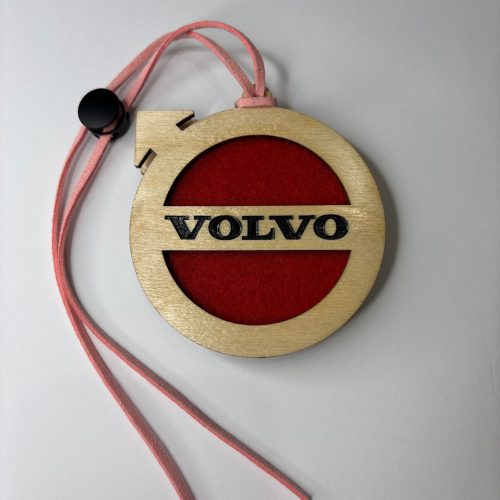Volvo-gaisa-atsvaidzinatajs-koka-personalizeta-davana Volvo koka gaisa atsvaidzinātājs ar sarkanu filca pamatni, personalizēts auto aksesuārs, roku darbs no Krissy-B Crafts.