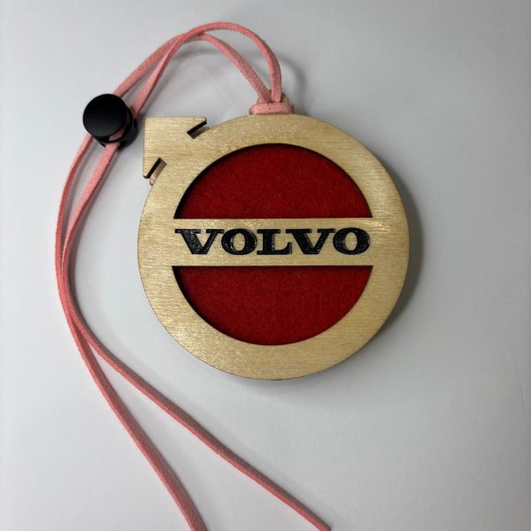 Volvo-gaisa-atsvaidzinatajs-koka-personalizeta-davana Volvo koka gaisa atsvaidzinātājs ar sarkanu filca pamatni, personalizēts auto aksesuārs, roku darbs no Krissy-B Crafts.